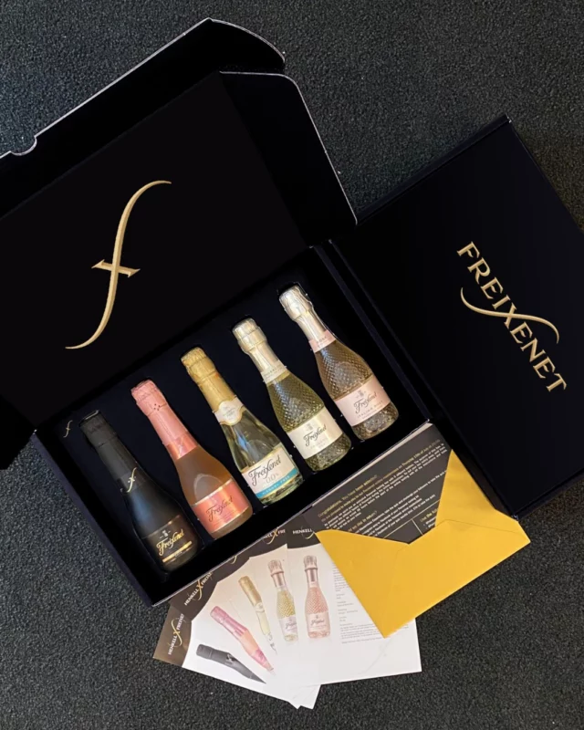 #GIVEAWAY: Klaar voor één van onze grootste giveaways tot nu toe?! 🎁

Om de kerst- en eindejaarsperiode extra sprankelend te maken geven wij maar liefst 5 tasting kits weg! Meedoen kan zo:

✔️ Volg @freixenetbenelux en like deze post
✔️ Tag één persoon die mee mag proeven.
✔️ Deel deze post in je story en tag ons.

Proef het beste van Freixenet. Proef het geluk! 🥂

Meedoen kan t.e.m. zondag 28 december.

—

#GIVEAWAY : Prêts pour l'un de nos plus grands concours à ce jour ?! 🎁

Pour rendre la période de Noël et de fin d'année encore plus pétillante, nous offrons pas moins de 5 kits de dégustation ! Pour participer, c'est très simple :

✔️ Suivez @freixenetbenelux et aimez cette belle publication.
✔️ Taguez une personne qui pourra participer à la dégustation.
✔️ Partagez cette publication dans votre story et taguez-nous.

Goûtez le meilleur de Freixenet. Goûtez au bonheur ! 🥂

Vous pouvez participer jusqu'au dimanche 28 décembre.

.
.
.
.

#Freixenet #FreixenetMoments #CheersToLife