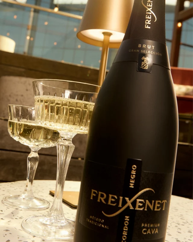 #GIVEAWAY: Een nieuw jaar, een nieuwe giveaway! 🥂

Ben jij de gelukkige die een fles Freixenet Cordon Negro wint? Meedoen is super eenvoudig:

✔️ Volg @freixenetbenelux en geef deze post een welverdiende like.

✔️ Tag hieronder een vriend(in) die ook een glaasje (of twee!) krijgt.

✔️ Deel deze post snel in je story en tag ons via @freixenetbenelux.

Deelnemen kan tot en met zondag 30 januari, dus…

Doe gezellig mee! ❤️

—

#GIVEAWAY : Une nouvelle année, un nouveau concours ! 🥂

Serez-vous l'heureux gagnant d'une bouteille de Freixenet Cordon Negro ? Pour participer, rien de plus simple :

✔️ Suivez @freixenetbenelux et donnez cette publication un like.

✔️ Taguez ci-dessous un(e) ami(e) avec qui vous souhaitez partager.

✔️ Partagez cette publication dans votre story et taguez-nous via @freixenetbenelux.

Vous pouvez participer jusqu'au dimanche 30 janvier, alors...

N'hésitez pas à participer ! ❤️

.
.
.
.

#Freixenet #FreixenetMoments #CheersToLife